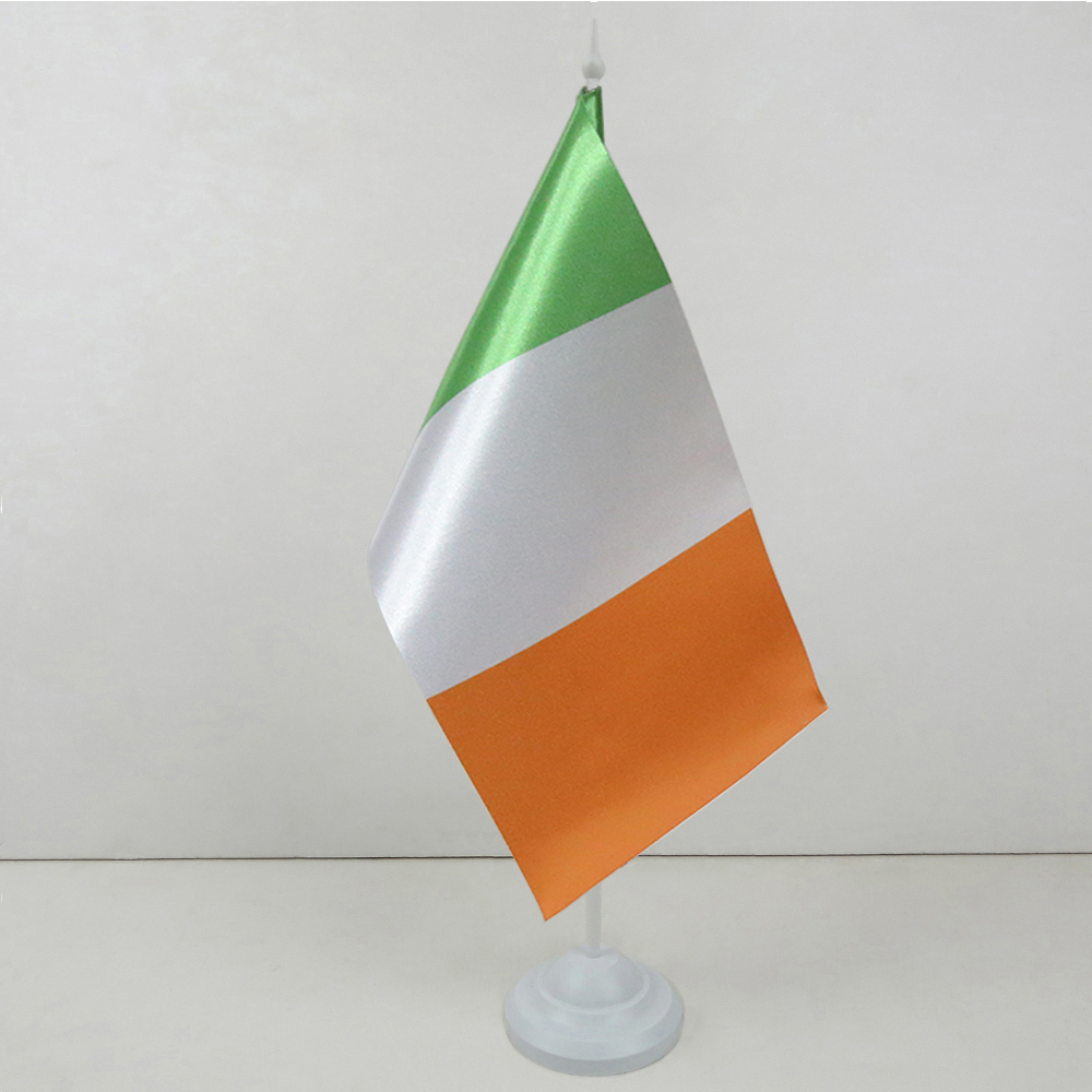 Флажок Ирландии на пластиковой подставке Флажок Ирландии на пластиковой подставке